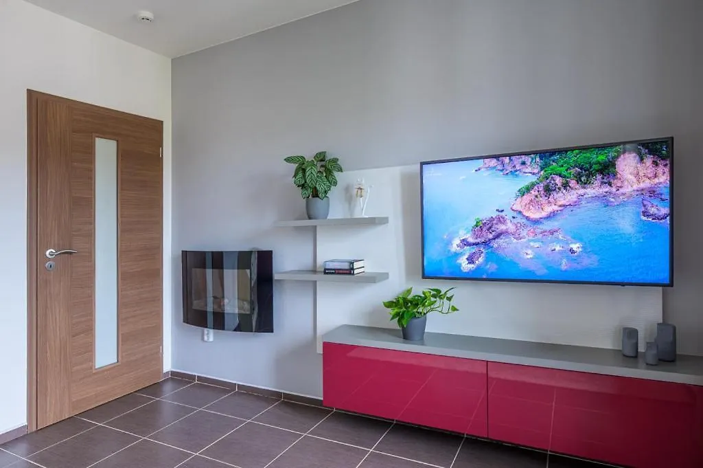 Luxury Flat In Brno Purpleredアパートメント 0*,